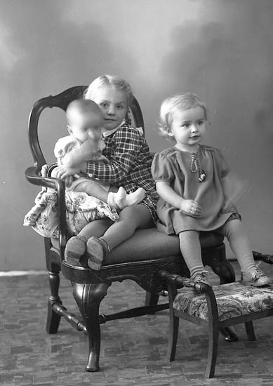 Enligt fotografens journal nr 6 1930-1943: "Rhedin, Pastorn med barnen Här".