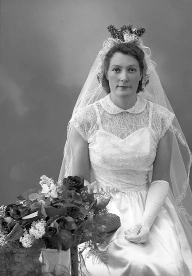 Enligt fotografens journal nr 8 1951-1957: "Adielsson, Herr Knut Labol Spekeröd bruden".