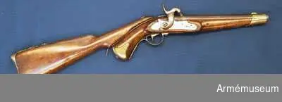 Grupp E III c.
Tappstudsarpistol med slaglås, reparationsmodell.
Vapnet är ursprungligen en i Carl Gustafs stads gevärsfaktori 1837 tillverkad studsarepistol m/1820 med flintlås, se 1932:16813, där låset 1851 ändrats till slaglås och pipan företts med tapp enligt en 1849 fastställd förändrindsmodell.
Pipan är brungjord. Den gamla fänghålet är tärnat och en utstående järntapp anger dess plats. Knallhattstappen är inskruvad direkt i pipan litet till höger om siktlinjen. Siktet är ej försett med siktskåra. De ursprungliga stämplarna baktill på pipan är otydilga, men till vänster om knallhattstappen har vid omändringen TW och AH. På västra platten står 1059 och på undersidan 2. IF. 1059 1837 och 1851. Den vid ändringen tillkomna slaglåshanen är svängd ganska mycket in över pipan. I halvspänn står hanen högt, men i hakspänn står hanens slagyta blott obetydligt över knallhattstappen.

På låsblckets utssida är inslaget krönt C och 1128. Sistnämnda nummer står också på hanen insida. På låsblecket insida står ÅG och AM, vilka båda sistnämnda bokstäver är  över årtalet 1837.På stockens vänstra sida bakom sidblecket står numret 1059. På näsbandets och sidbleckets insida är inslaget ett B och på högra flik står 3 och 26. Om modellår och laddningsförhållande, se Jochnick, Handgevärslära, uppl. 1853 och 1863.