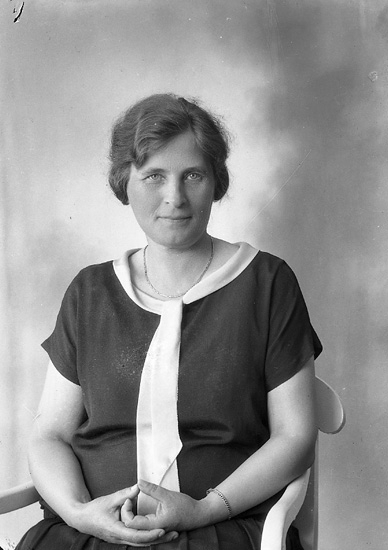 Enligt fotografens journal nr 5 1923-1929: "Särnström, Fru Anna Prästgården Bernshammar".
