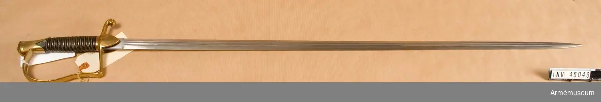 Grupp D II.
Klingans bredd vid fästet 22 mm.
Sabeln har fäste av bronsfärgad metall med tveeggad metall med tveeggad officersklinga m/1889.  Kaveln är av ebenholtz och lindad med en höger och en  västertvinnad mässingstråd i tretton varv.  Klingan är bakom styrskenan märkt: Galon Imp.