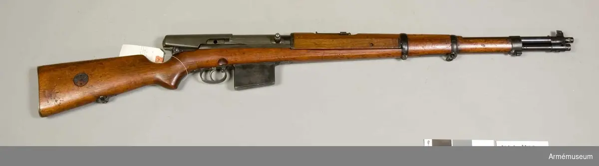 Grupp E IV e.
Halvautomatiskt gevär fm/1940. 
System Wallberg I. Wallberg projekt nr 1 1940. 
Gevärets ursprungliga nr "155377". Defekt.
