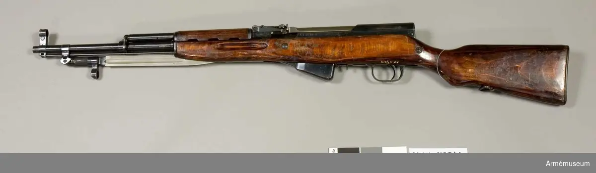 Grupp E IV.
Halvautomatiskt gevär m/1943 (m/1946?), system Simonov, Ryssland, med fast bajonett. Tillverkningsnummer CA 3679 N.