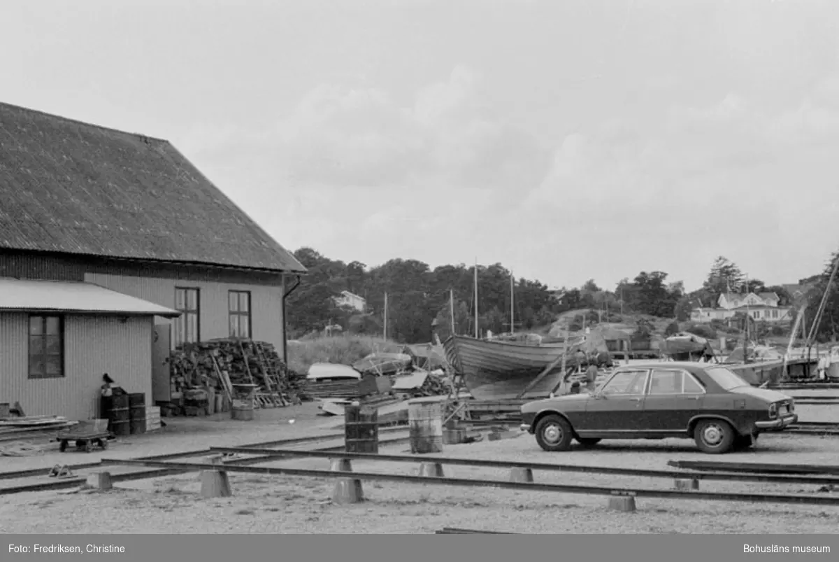 Motivbeskrivning: "Stenungsunds Båtvarv, till vänster i bild syns båtbyggarverkstaden."
Datum: 1980-07-15
Riktning: Sv