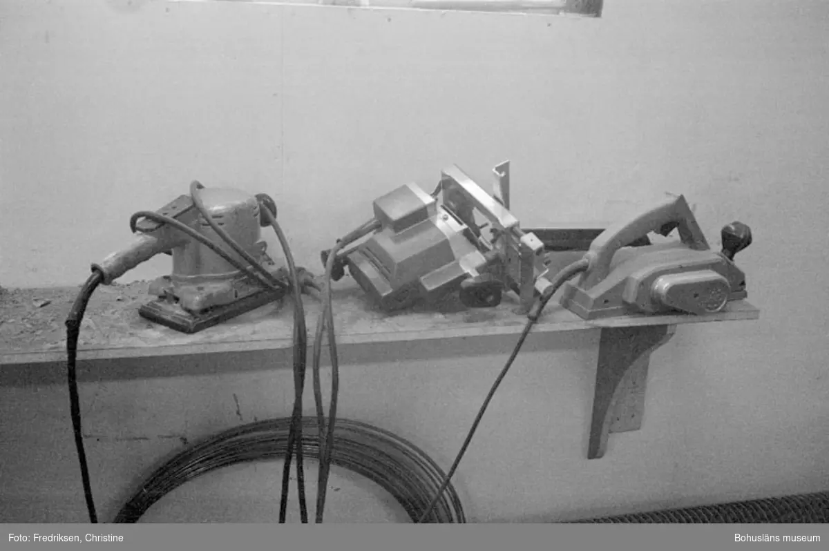 Motivbeskrivning: "Klöveröns varv, från vänster syns elektrisk handhyvel, elektrisk handfräs och elektrisk putsmaskin."
Datum:19800919