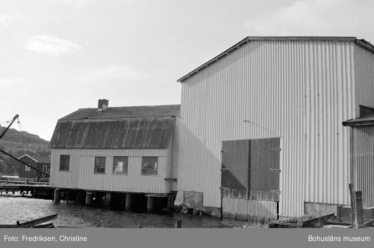 Motivbeskrivning: "Tommas Löfberg, på bilden syns till vänster stora båthallen (se Bb 27:18)."
Datum: 19801008