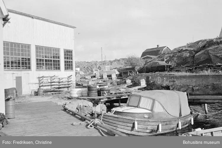 Motivbeskrivning: "Tommas Löfberg, på bilden syns längst till vänster f.d mekanisk verkstad, till höger därom båthallen."
Datum: 19801008