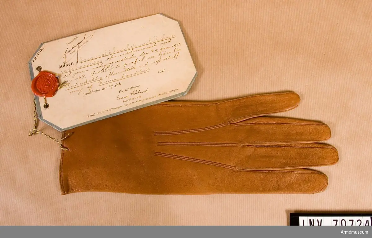 Grupp C:I. Färgprov m/1911 å brunt skinn /vänsterhanske/ till glacerade hanskar att tjäna till huvudsaklig efterrättelse vid anskaffning av bruna hanskar. 