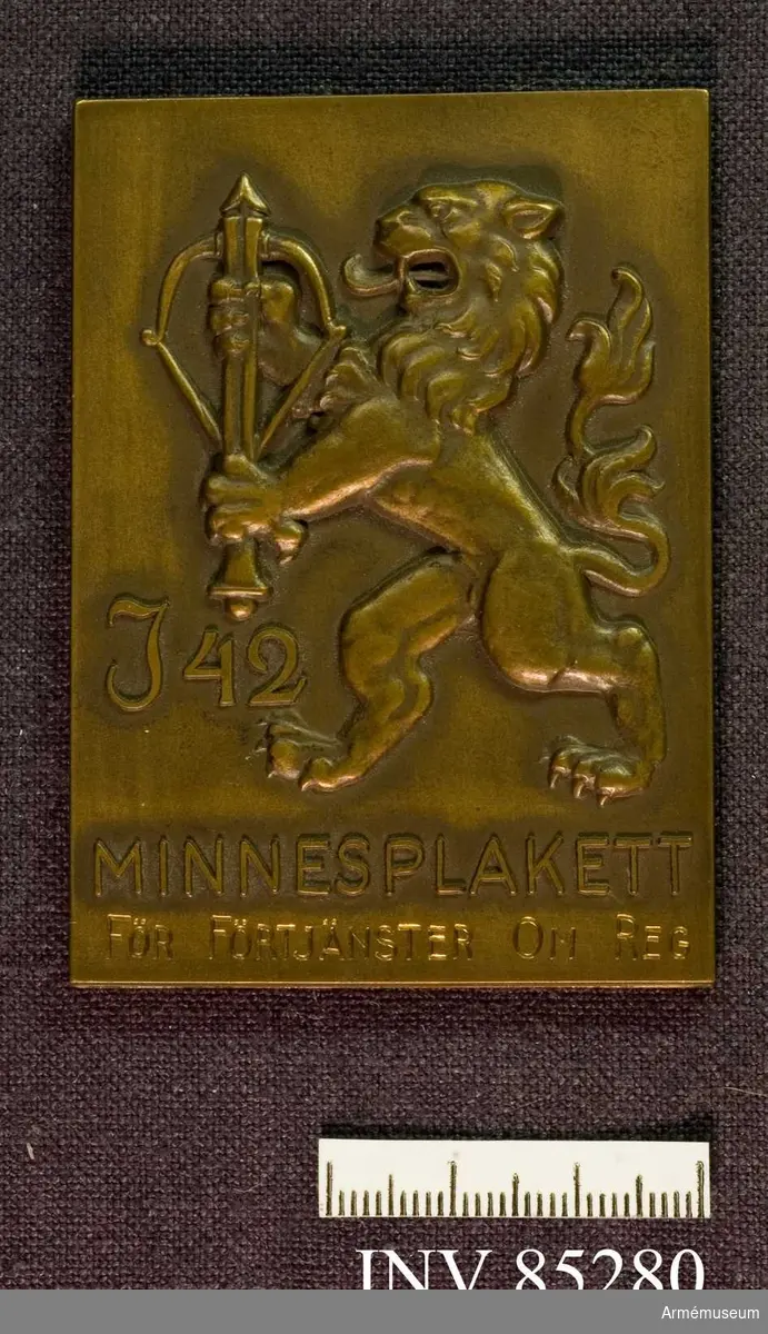 Grupp M II.

"För förtjänster om regementet I 42".
Minnesplakett i brons.