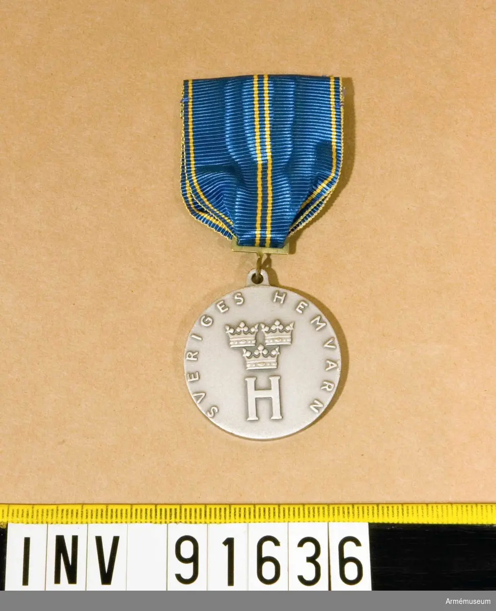 Medalj i silver. HvSM. 
Hemvärnets vapen på framsidan och Kraftvärnets vapen på baksidan.
Band i blått med två gula streck på mitten och ett gult streck på vardera sidan.