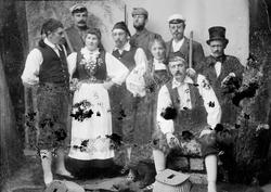 Skuespillere fra stykket "Til Seters"