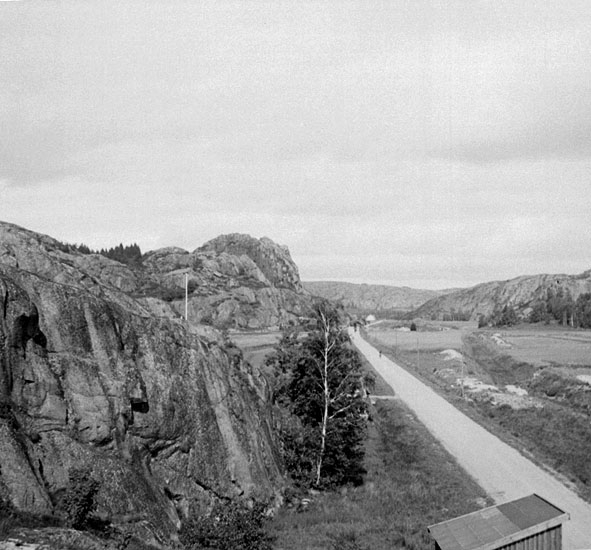 (Stereo karta XXI) Vägen Fjällbacka-Dingle med berget Storeborg vid Kärr. 8 Juni 1930.