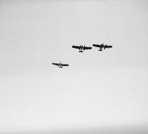 (Stereo karta XVI) 3 flygare (flygplan) över Gustavsberg. 11 Juli 1926.