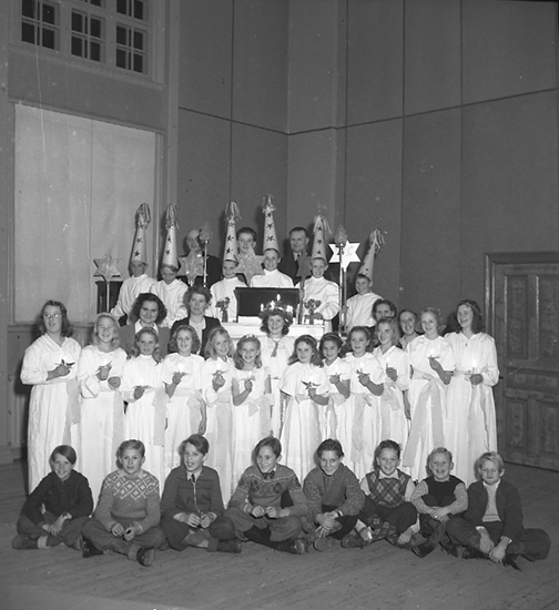 Text till bilden: "Emanuelskyrkan. Missionsförening. Luciafest 1945.12.11".