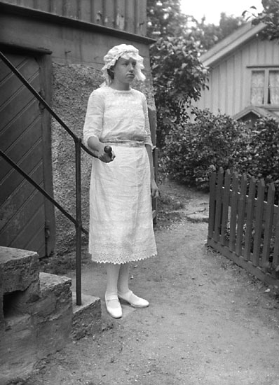 Enligt senare noteringar: "Margit Jansson, taget i vår gård. 29/8 1915."