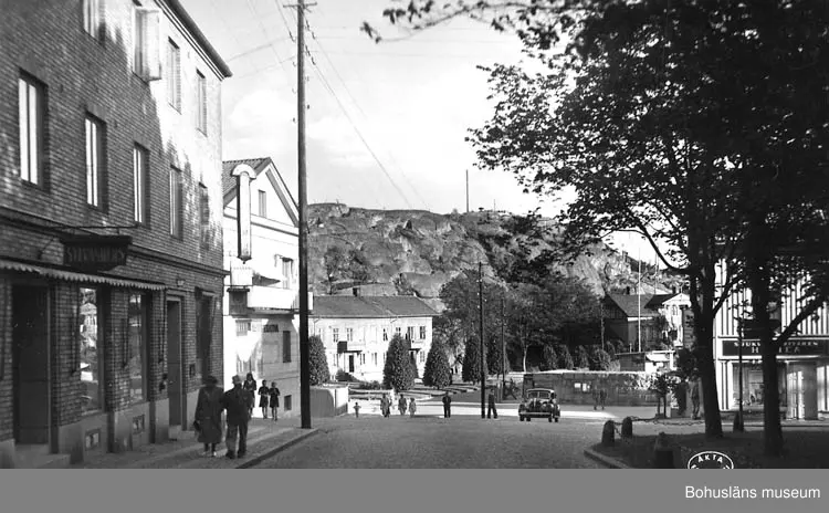 Strömstad. Gatuparti.Förlag: Strömstads Bokhandel, Strömstad