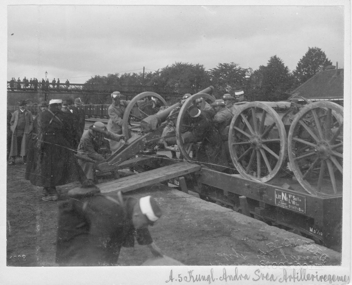Andra Svea artilleriregemente A 5 lastar 8,4 cm kanon m/1881 på järnvägsvagnar.