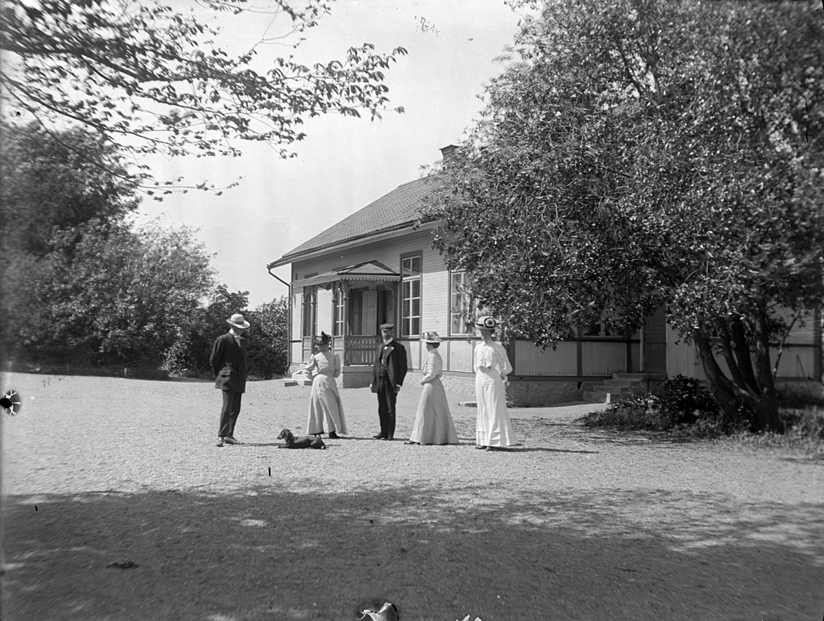 Uppland, Breds socken. "Folkskolan". Fotot är taget den 4 juli 1909 klockan 13.