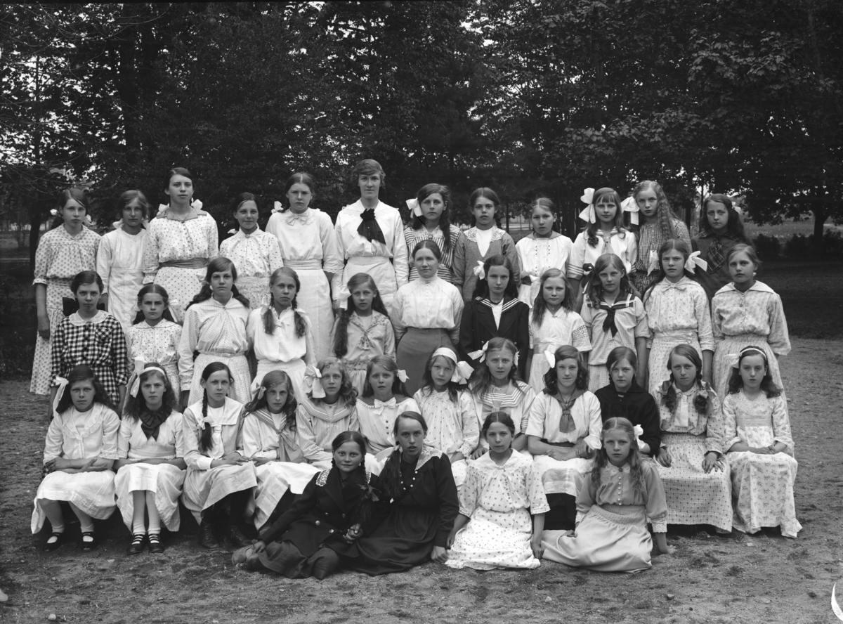 Skolklass, flickor, oidentifierad. Lärarinnan i mitten möjligen Selma Felldin (1862-1925).
