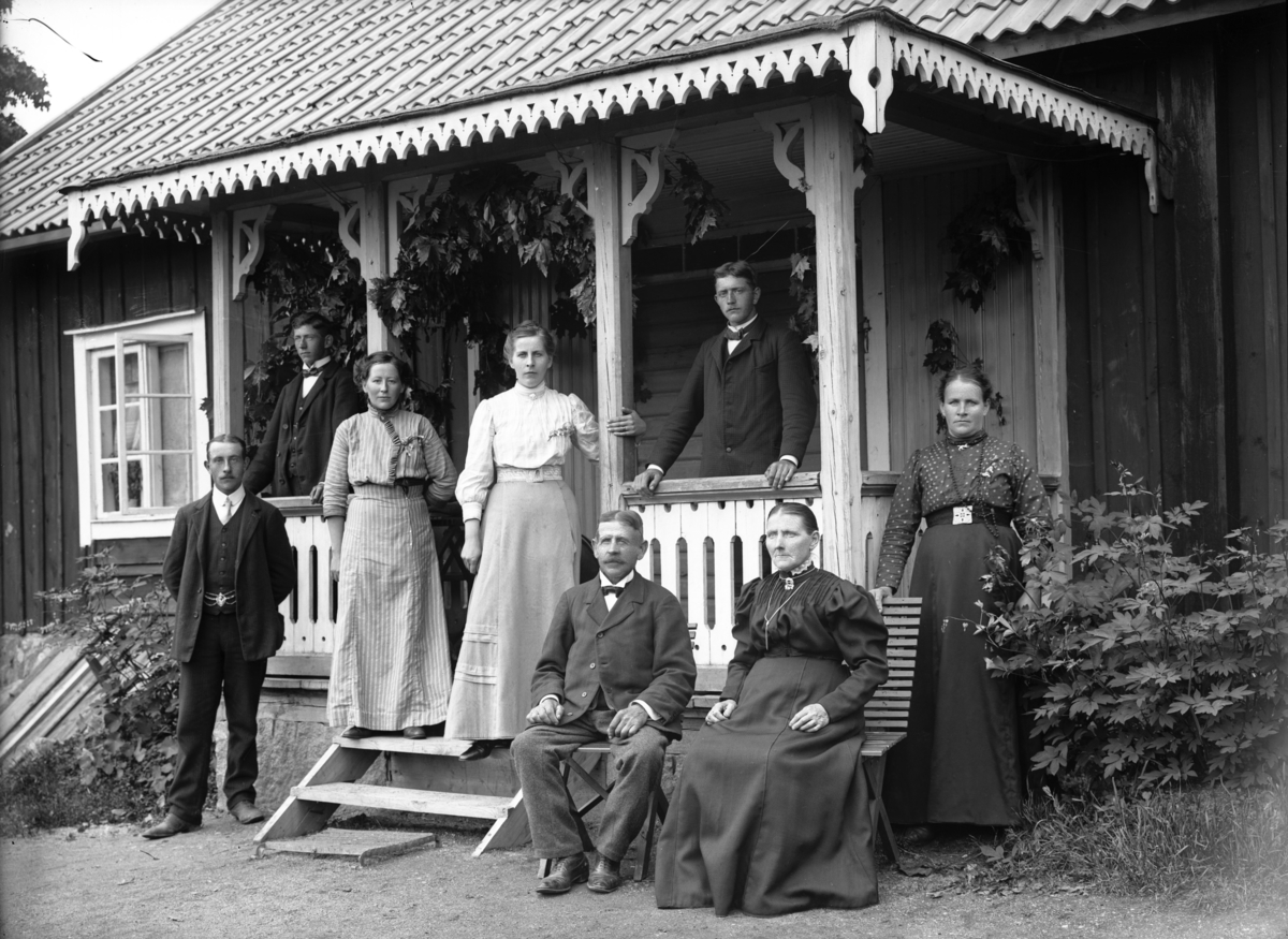 Gamla komministergården, Lilla Härnevi 5:2, Härnevi socken, Uppland. Troligen arrendator Karl August Pettersson med fru Johanna Augusta och barn.