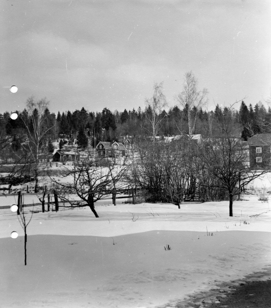 Foto mot nordost. Hus utmed Nässjövägen syns i bakgrunden och till höger ligger Lanthushållsskolan i Tenhult med dess trädgård i förgrunden.
