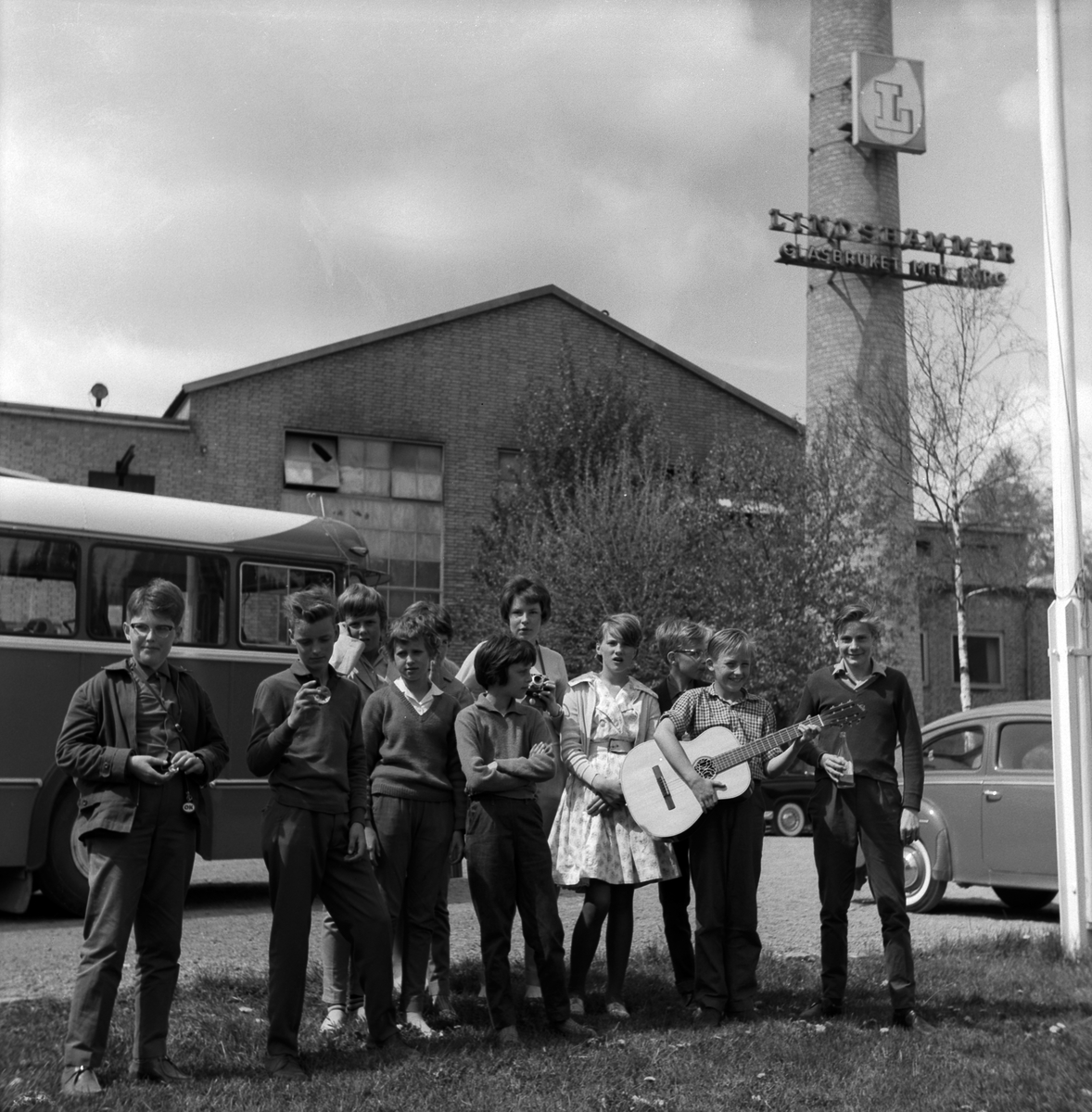 År 1961 på våren är klass 6 från Österängsskolan i Jönköping på skolresa i Småland tillsammans med sin lärare Göte Ohlsson. Här ett besök på Lindhammars glasbruk.
På Österängsskolan var det tradition att man i 4:an åkte till Vadstena och Omberg, i 5:an till Västergötland (Falbygden, Skara, Varnhem) och i 6:an en resa till glasbruk i Småland.