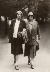 Dora Mustad med datteren Elsa.