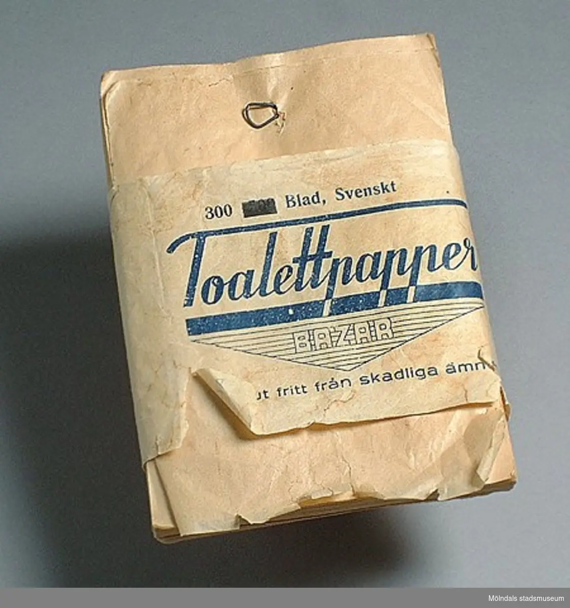 Toalettpapper av märket Bazar, 300 blad, från tiden för 2:a världskriget. "Absolut fritt från skadliga ämnen".Det tunna pappret hängdes på en liten krok av ståltråd. Toalettpapper var lyx.