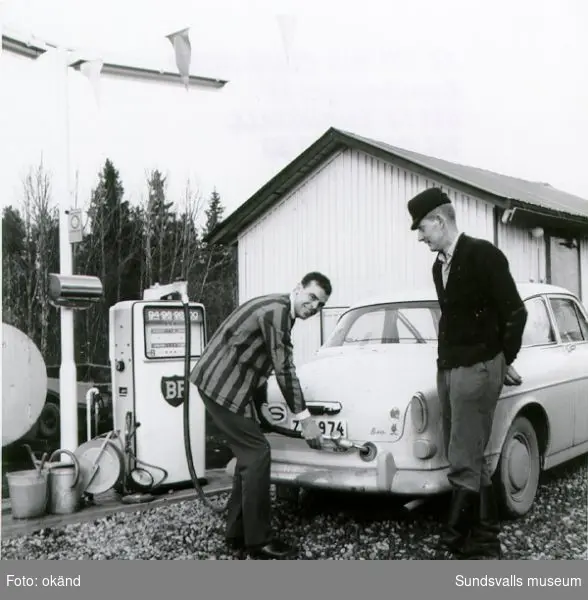 BP:s  bensinstation i Dingersjö, Njurunda. Bensinstationsföreståndaren Lennart Gahn tankar en Volvo Amazon.