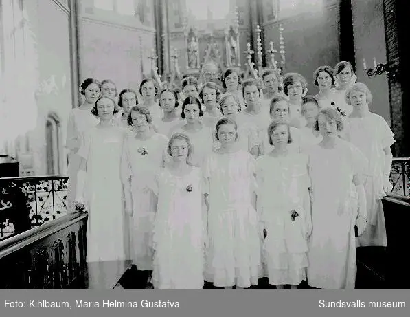 Grupporträtt. Konfirmation, flickor, i Gustav Adolfs kyrka.