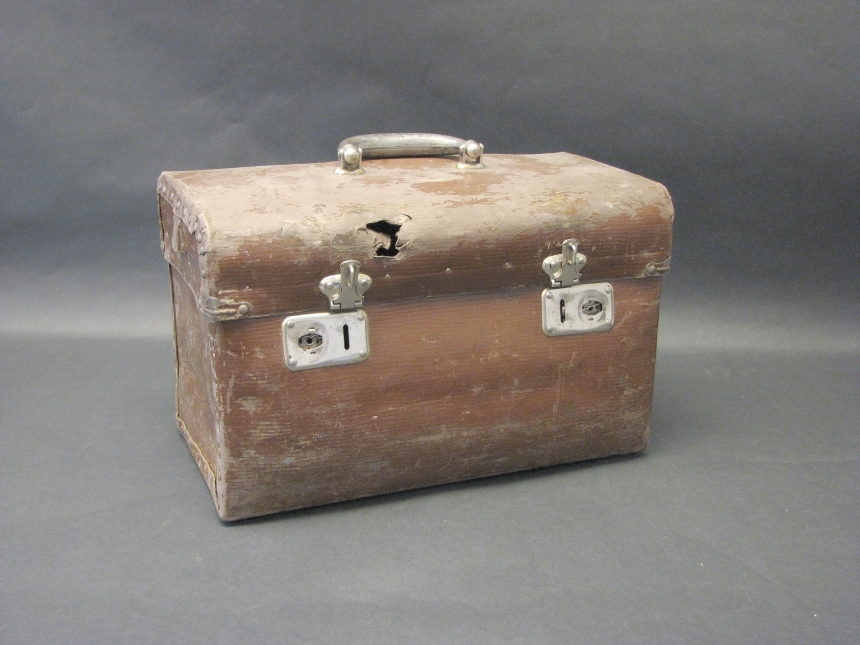 "Unica-box", förvarings- eller transportlåda tillverkade av pressad papp.
