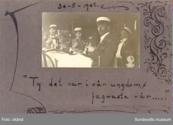 Gustaf Mauritz Uhrberg, elev vid Sundsvalls högre allmänna läroverket i Sundsvall 1901-1903 då han tog studenten, fotograferad med sina kamrater på promenad, på utflykter även med damer, i gymnasieförbundet osv.