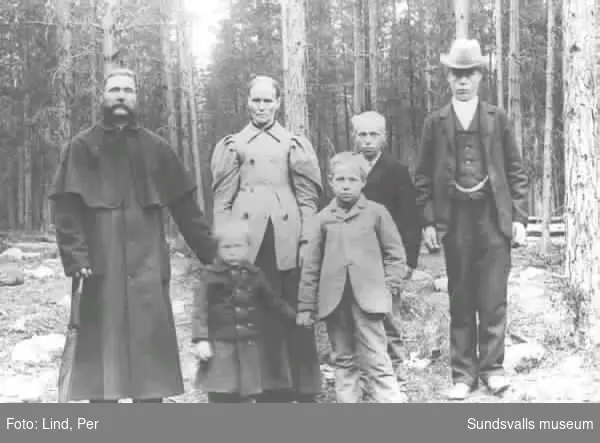 Alby 1898. Familj från Östavall, bestående av föräldrar och fyra barn.
