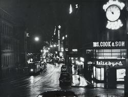 regnvåt gate, trikker, biler, forretningsgårder, Hotel Conti