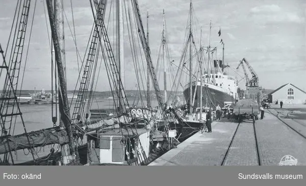 Stora hamnkajen med järnvägsspår, lastkran och fartyget Carlo som gick med styckegods från England. Till höger det så kallade Stockholmsmagasinet.