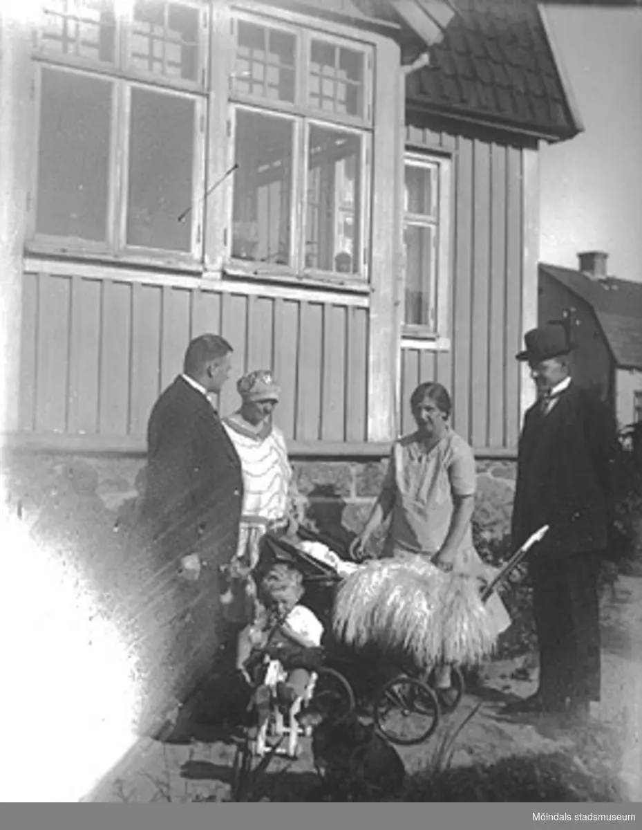 Fässbergsgatan 31 i Toltorpsdalen, Mölndal, på 1920-talet. Fam. Hansson. Holger i barnvagnen och brodern Tore på hästen. Morbror och moster.