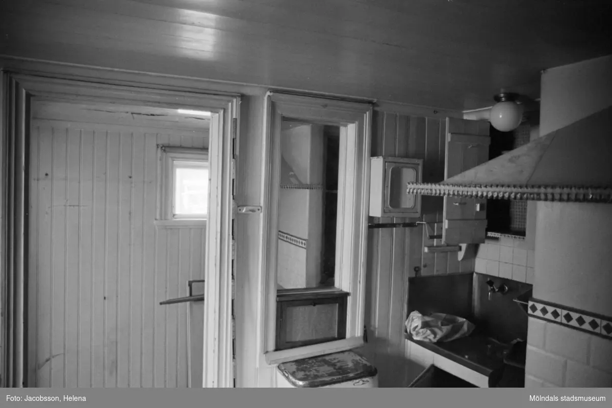 Roten M 9, årtal okänt. Dokumentation av trähus med plåttak.
Interiör med gammalt kök, vedspis, spiskåpa m.m.