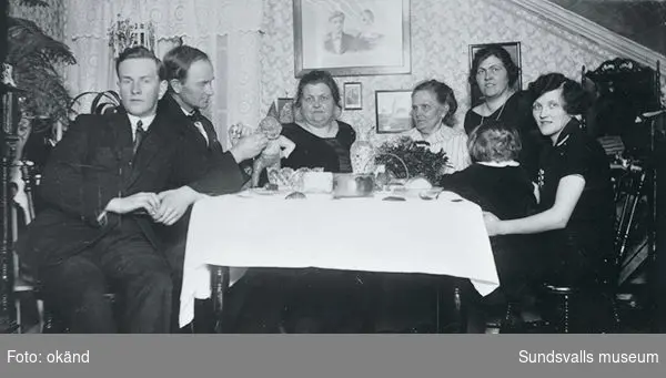 Familjen Wikner, Skönsmon firar (jul?). Till höger Harry Andersson gift med Julia, Gustav gift med Judith, modern och Juno. På väggen föräldrarnas bröllopsfoto.