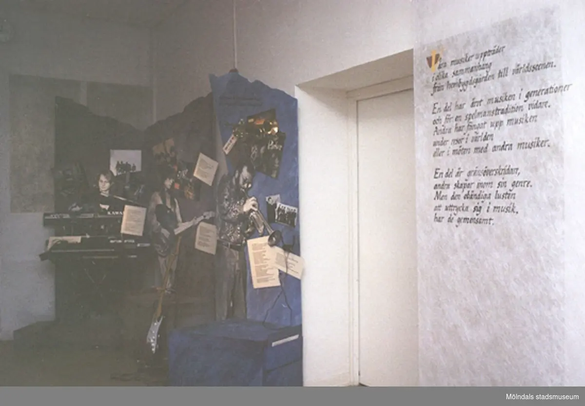 Interiörbilder från utställningen "Från näckens polska till rockens roll" på Mölndals museum 1990-12-01 - 1991-12-31.