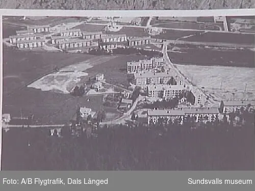 Bostadsbebyggelse under uppförande vid Hårdvallsgatan, Sundsvall. Byggnaderna stod klara 1954, med Ingenjörsfirman Ragnar Larsson & Co som entreprenör för HSB. I bakgrunden hyresbostadsområdet Vinkeltået, uppfört under slutet av 1940-talet.
