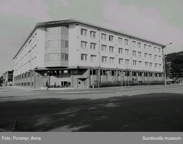 Televerkets kontorsbyggnad i kv. Öskaret. Byggnaden, ritad av FFNS Arkitekter i Sundsvall, stod klar 1990.