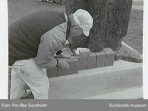 Dokumentation:Placering av Sigurdur Gudmundssons skulptur Atthagarót. Fastsättning och murning utförs av Lennart Nyberg, Ivar Vesterlund.