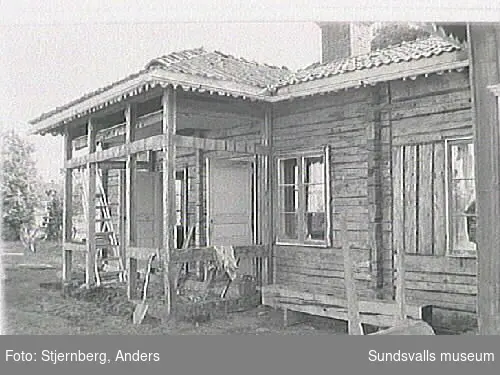 31 Bagarstugan entrè i södra delen som är påbyggd 1890. Dörren dock 1700-tal.