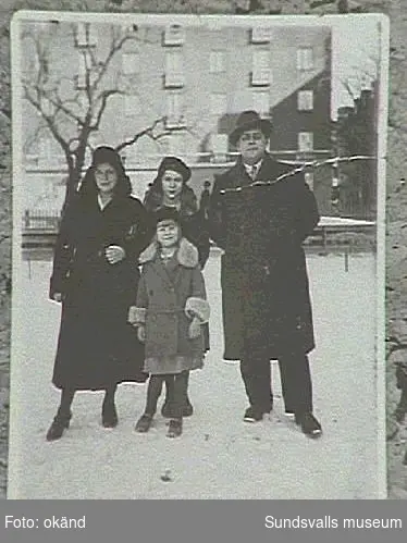 Hjördis Berlin i sin "fosterfamilj" Erik, Göta och Sonja Trupp.