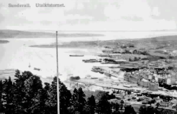 Vy över Sundsvallsfjärden med hamnen. Text till bild "Sundsvall. Utsiktstornet."