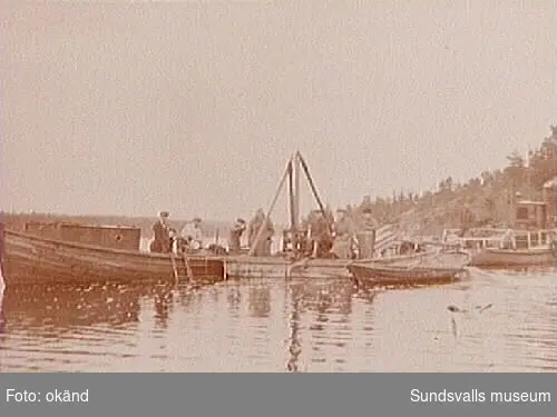 Bärgning av sandskutan "Kalle" i Ollerviken, Juniskär. T.v. Robert Sellings båt "Tärnan".