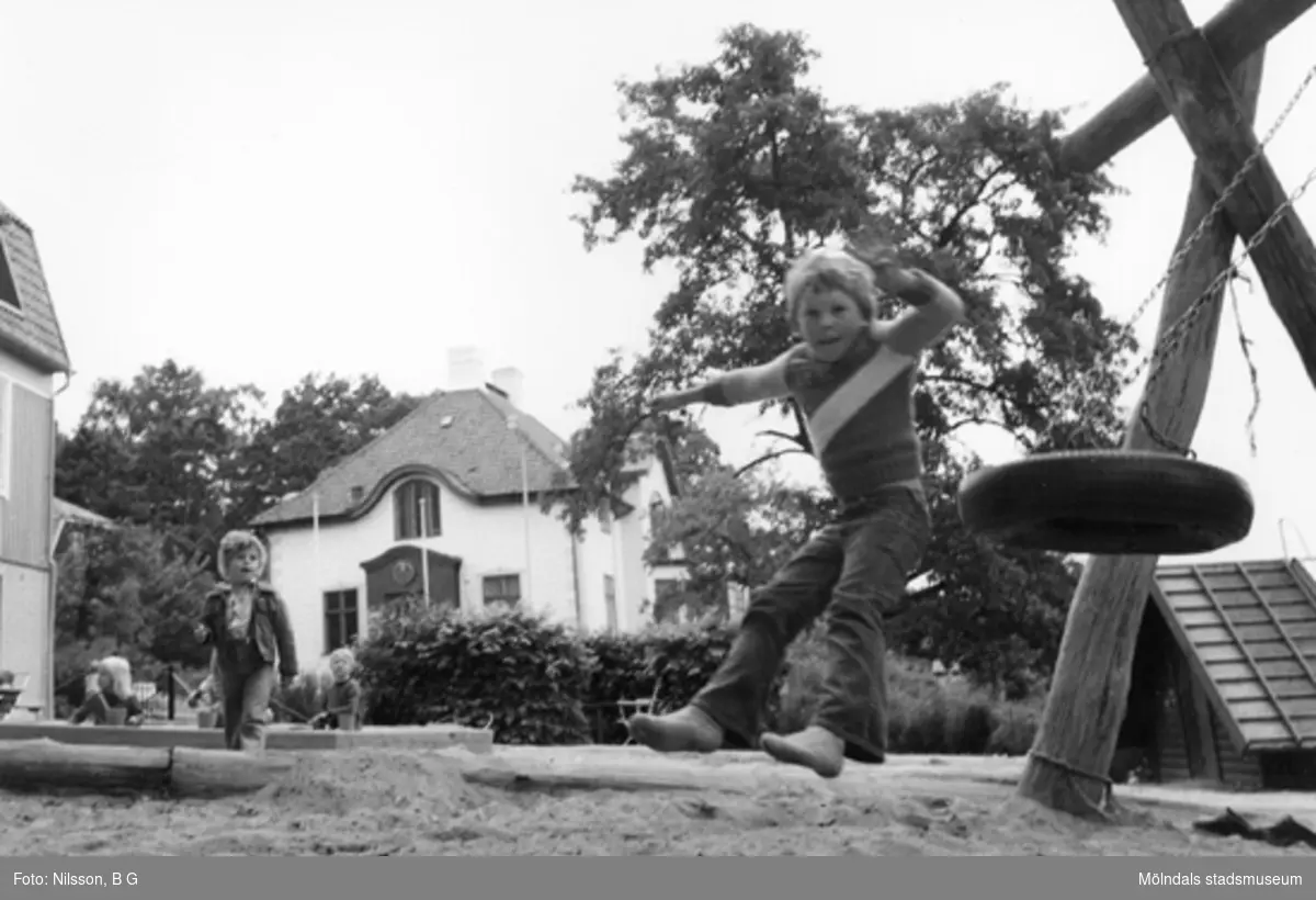 En pojke som hoppar av en gunga i farten. Holtermanska daghemmet 1973.