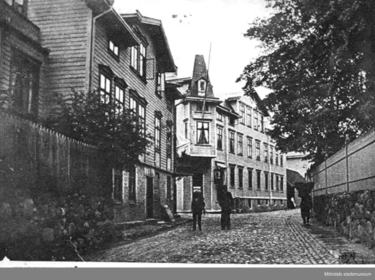 Till vänster ses byggnaderna "Eneborg" på Kvarnbygatan 23 och "Frituna" på Kvarnbygatan 25, 1930-tal. Paul Hildings kemikalieaffär låg i "Eneborg".