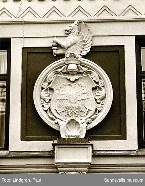 Tryckeribolagets lokal på Rådhusgatan 19 -Trädgårdsgatan 20. Sundsvalls-Posten utgavs härifrån från 1891 till 1961.
Exteriör och fasaddetaljer.