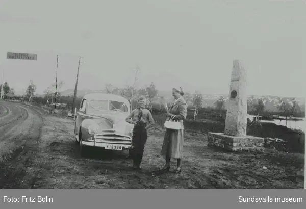 I Norge sommaren 1951. Fru Greta Bolin och sonen Lars framför bilen, en 1950 års Ford Taunus.
